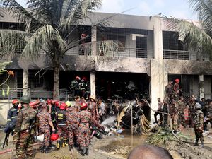 Pesawat Militer Jatuh di Bangladesh, 25 Orang Tewas Termasuk Siswa-Pilot Pesawat Militer Jatuh di Bangladesh, 25 Orang Tewas Termasuk Siswa-Pilot
