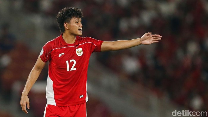 Piala AFF U-23 2025: Indonesia Vs Malaysia Timnas Indonesia U-23 ditahan imbang Malaysia tanpa gol di Piala AFF U-23 2025. Garuda Muda tetap lolos ke semifinal sebagai juara grup. Matchday pamungkas Grup A Piala AFF U-23 mempertemukan Indonesia vs Malaysia. Duel digelar di Stadion Utama Gelora Bung Karno, Jakarta, Senin (21/7/2025) malam WIB.