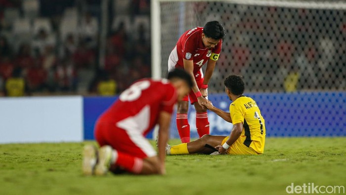 Piala AFF U-23 2025: Indonesia Vs Malaysia Timnas Indonesia U-23 ditahan imbang Malaysia tanpa gol di Piala AFF U-23 2025. Garuda Muda tetap lolos ke semifinal sebagai juara grup. Matchday pamungkas Grup A Piala AFF U-23 mempertemukan Indonesia vs Malaysia. Duel digelar di Stadion Utama Gelora Bung Karno, Jakarta, Senin (21/7/2025) malam WIB.