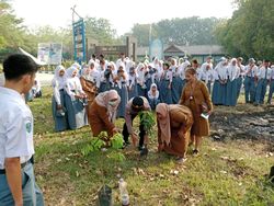Polres Dumai Edukasi Soal Karhutla di Sekolah, Ajak Siswa Tanam Pohon