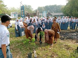 Polres Dumai Edukasi Soal Karhutla di Sekolah, Ajak Siswa Tanam Pohon