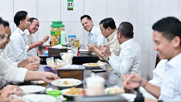 Presiden Prabowo Subianto bersama Wapres Gibran Rakabuming Raka dan Presiden ke-7 Joko Widodo makan bersama di warung bakmi Jawa Solo, Minggu (20/7/2025).