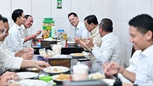 Potret Prabowo, Jokowi dan Gibran Makan Bersama di Warung Bakmi Jawa Solo
