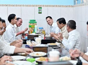 Potret Prabowo, Jokowi dan Gibran Makan Bersama di Warung Bakmi Jawa Solo Potret Prabowo, Jokowi dan Gibran Makan Bersama di Warung Bakmi Jawa Solo