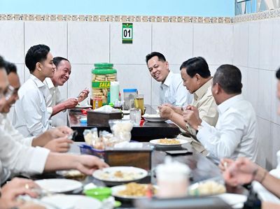 Potret Prabowo-Jokowi-Gibran Semeja Saat Makan Bakmi Jawa di Solo