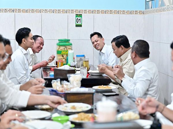 Potret Prabowo, Jokowi dan Gibran Makan Bersama di Warung Bakmi Jawa Solo