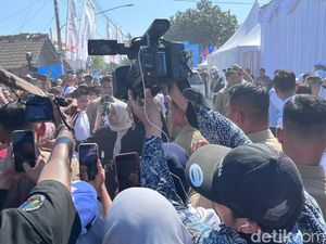 Prabowo Hampiri Warga Usai Luncurkan KDMP, Langsung Jadi Rebutan Foto Prabowo Hampiri Warga Usai Luncurkan KDMP, Langsung Jadi Rebutan Foto