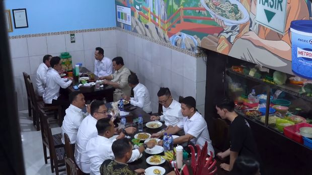 Prabowo Subianto dan Jokowi makan malam bersama di Bakmi Jowo Bu Citro yang legendaris di Solo, Jawa Tengah (20/7/2025).