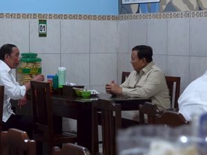 Momen Hangat Prabowo, Jokowi, dan Gibran Saat Makan di Bakmi Jowo Bu Citro Momen Hangat Prabowo, Jokowi, dan Gibran Saat Makan di Bakmi Jowo Bu Citro