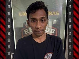 Tampang Pria Curi HP Kasir Minimarket Modus Pura-pura Belanja di Maros Tampang Pria Curi HP Kasir Minimarket Modus Pura-pura Belanja di Maros