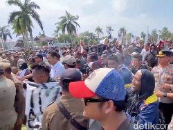 Video: Ramai-ramai Nelayan Paksa Masuk Kantor Gubernur Babel, Ada Apa?