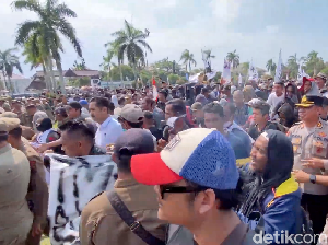 Video: Ramai-ramai Nelayan Paksa Masuk Kantor Gubernur Babel, Ada Apa? Video: Ramai-ramai Nelayan Paksa Masuk Kantor Gubernur Babel, Ada Apa?