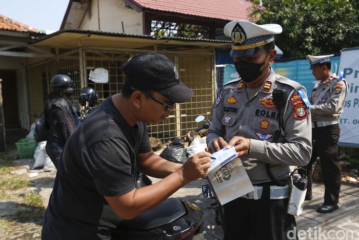 Razia di Ciputat Raya, Polisi Jaring Ratusan Pelanggar Lalin Petugas Kepolisian dari Polres Metro Jakarta Selatan menggelar razia kemudian lintas di Jalan Ciputat Raya, Jakarta Selatan, Senin (21/7/2025). Dalam razia tersebut, lebih dari 100 pengendara sepeda motor terjaring tilang akhir melanggar banyak sekali peraturan kemudian lintas.
