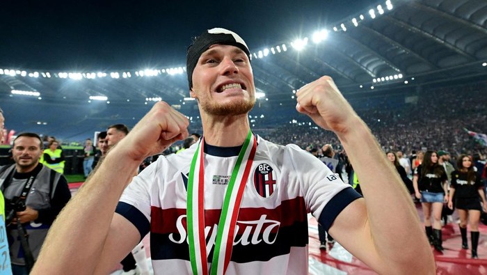 FILE PHOTO: Soccer Football - Coppa Italia - Final - AC Milan v Bologna - Stadio Olimpico, Rome, Italy - May 14, 2025 Bolognas Sam Beukema celebrates after winning the Coppa Italia REUTERS/Daniele Mascolo/File Photo