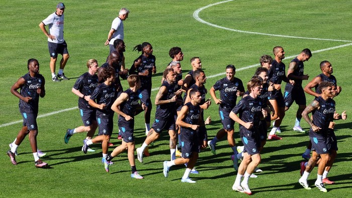 Soccer Football - Napoli Training - Stadio di Carciato, Dimaro, Italy - July 17, 2025 Napoli players during training REUTERS/Ciro De Luca