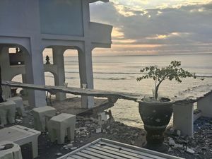 Usaha di Pantai Bingin Dibongkar, Karyawan Syok Kehilangan Pekerjaan Usaha di Pantai Bingin Dibongkar, Karyawan Syok Kehilangan Pekerjaan