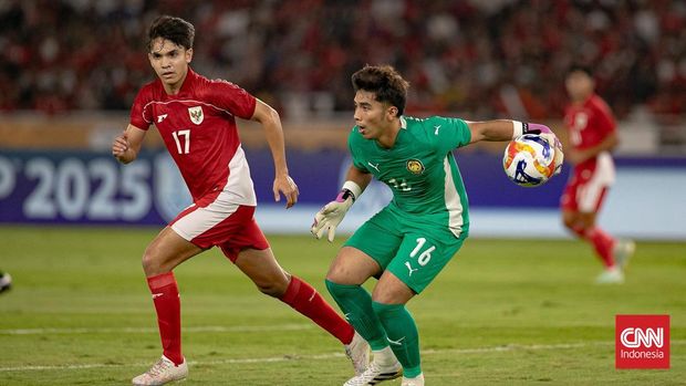 Timnas Indonesia U-23 menghadapi Malaysia pada laga pemungkas fase grup Piala AFF U-23 2025 di Stadion GBK, Senin (21/7). (CNNIndonesia.com/Adi Maulana Ibrahim)