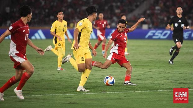 Timnas Indonesia U-23 menghadapi Malaysia di laga pemungkas grup Piala AFF U-23 2025 di Stadion GBK, Senin (21/7). (CNNIndonesia.com/Adi Maulana Ibrahim)