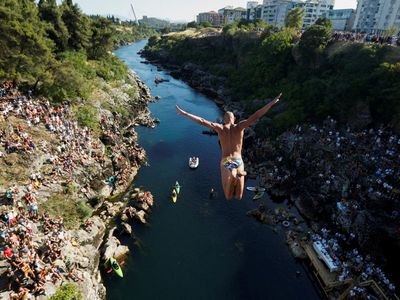Tradisi Uji Nyali Lompat dari Jembatan 23 Meter di Montenegro