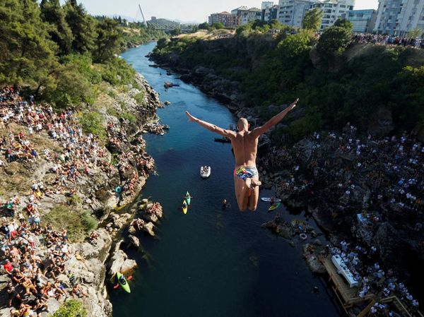 Tradisi Uji Nyali Lompat dari Jembatan 23 Meter di Montenegro