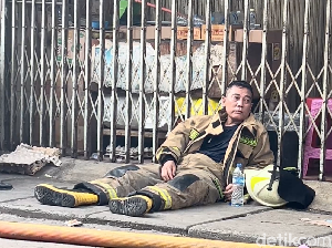 Video: Wajah Lelah Petugas Damkar Usai Padamkan Kebakaran Tambora