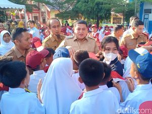 8 SD-SMP Makassar Dapat 1.000 Seragam Gratis, Appi Kaji Tambah Baju Olahraga