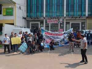 Banjir Bertubi-tubi! Warga Arthera Hill 2 Geruduk Kantor Pengembang Banjir Bertubi-tubi! Warga Arthera Hill 2 Geruduk Kantor Pengembang