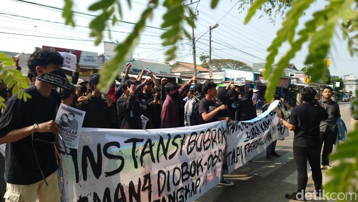 Alumni dan mahasiswa unjuk rasa di depan SMAN 4 Kota Serang (Iqbal/detikcom)
