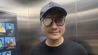 Aduh! Arie Untung Dilarikan ke RS Gegara Bola Padel