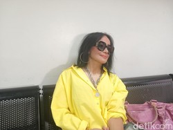 Atiek CB Menantang Diri Naik Gunung Rinjani di Usia 62 Tahun
