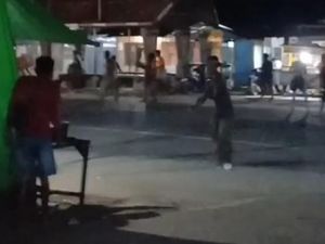 2 Kelompok Warga di Sorong Bentrok Pakai Batu, 2 Orang Luka Dibacok 2 Kelompok Warga di Sorong Bentrok Pakai Batu, 2 Orang Luka Dibacok