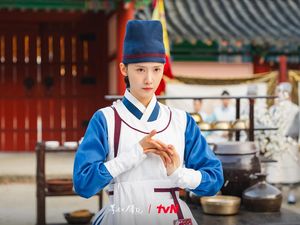Lim Yoona Terjebak di Masa Lalu, Jadi Chef Raja Angkuh Lim Yoona Terjebak di Masa Lalu, Jadi Chef Raja Angkuh