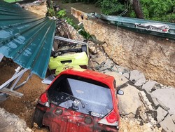 Tempat Rental Mobil di Bone Amblas, 3 Kendaraan Nyaris Jatuh ke Sungai
