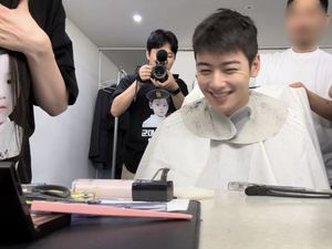 Cha Eun Woo Pamer Rambut Cepak Jelang Wamil 28 Juli, Bikin Fans Mewek