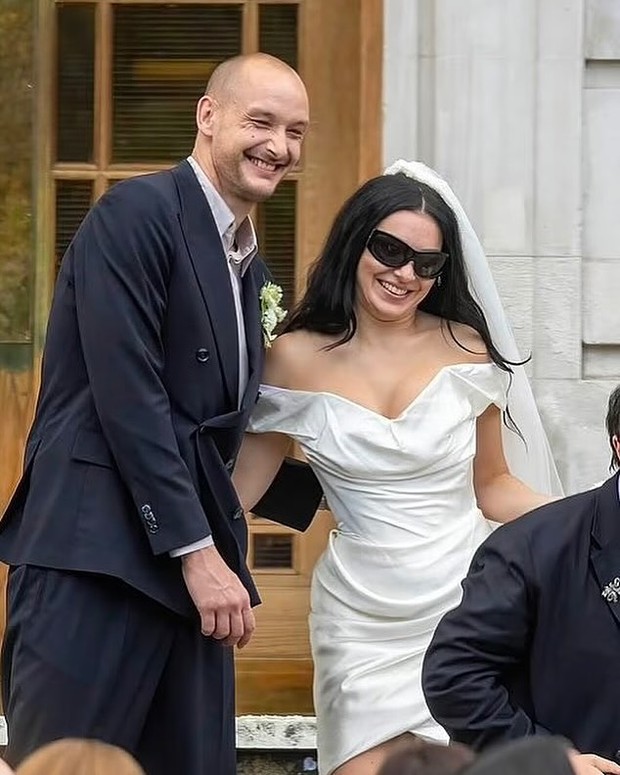 Charli XCX tampil ikonik dengan gaun pengantinnya