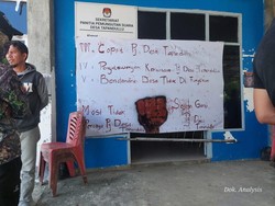Warga Segel Kantor Desa Tapandullu Mamuju Usai Dana Desa Rp 388 Juta Dicuri