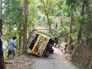 Tak Kuat Nanjak, Truk Muatan Kayu Terguling di Perbukitan Menoreh Kulon Progo Tak Kuat Nanjak, Truk Muatan Kayu Terguling di Perbukitan Menoreh Kulon Progo