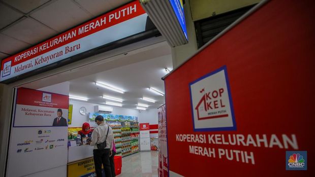 Pengunjung memandang produk nan dijual pada gerai Koperasi Desa (Kopdes)/Kelurahan Merah Putih di Melawai, Blok M, Jakarta, Selasa (22/7/2025). (CNBC Indonesia/Faisal Rahman)
