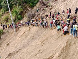 Longsor di Rongkong Lutra 2 Bulan Tutup Akses Jalan, Warga Turun Bersihkan Longsor di Rongkong Lutra 2 Bulan Tutup Akses Jalan, Warga Turun Bersihkan