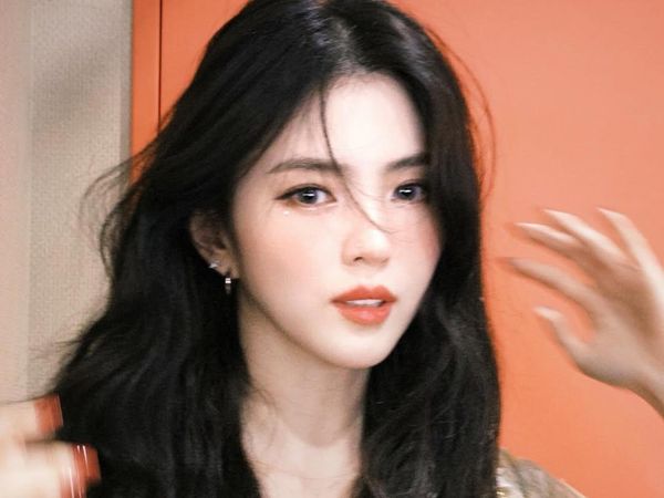Foto: Beda Gaya Han So Hee, Anggun Elegan vs Rebel Pamer Tato Bunga