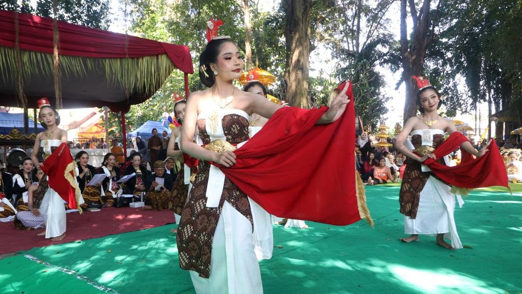 Harmoni Tari, Doa, dan Sejarah di Punden Prabu Anom Kediri Harmoni Tari, Doa, dan Sejarah di Punden Prabu Anom Kediri