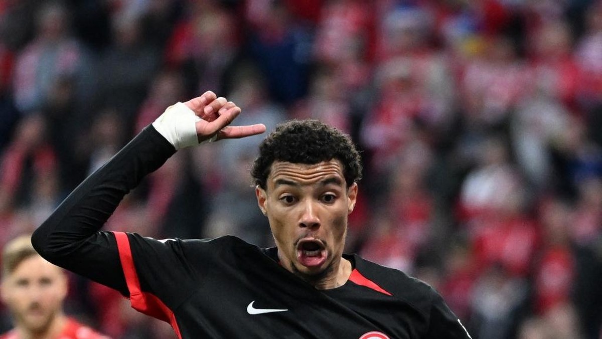 Penyerang Eintracht Frankfurt Hugo Ekitike dapat gaji segini di Liverpool (AFP/KIRILL KUDRYAVTSEV)