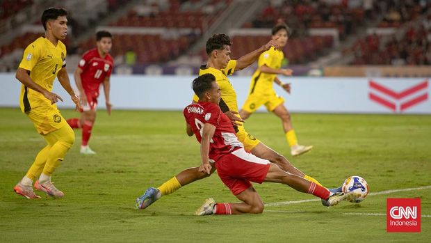 Pemain Timnas Indonesia U-23 Rayhan Hannan berebut bola dengan pemain timnas Malaysia U-23 dalam pertandingan penyisihan Grup A Piala AFF U-23 2025 di Stadion Utama Gelora Bung Karno (SUGBK), Senayan, Jakarta, Senin (21/7). (CNN Indonesia/Adi Maulana Ibrahim)