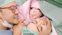 Senyum Bahagia Danang Dampingi Hemas Nura Melahirkan Anak Perempuan