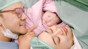 Senyum Bahagia Danang Dampingi Hemas Nura Melahirkan Anak Perempuan