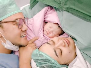 Senyum Bahagia Danang Dampingi Hemas Nura Melahirkan Anak Perempuan Senyum Bahagia Danang Dampingi Hemas Nura Melahirkan Anak Perempuan