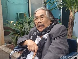 Jaja Miharja Pakai Kursi Roda, Semangat Kerja Yakin Bakal Sehat Lagi Jaja Miharja Pakai Kursi Roda, Semangat Kerja Yakin Bakal Sehat Lagi