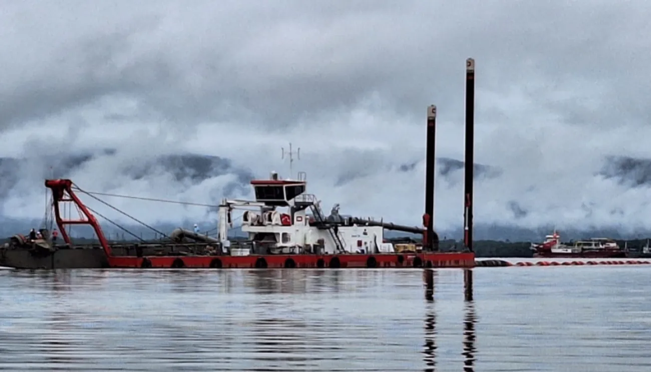Kapal JHONI 59 bekerja di Batulicin, Kalimantan Selatan. (Istimewa)