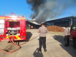Pabrik Pengolahan Kelapa Gresik Terbakar, Makin Besar Usai Disemprot Apar