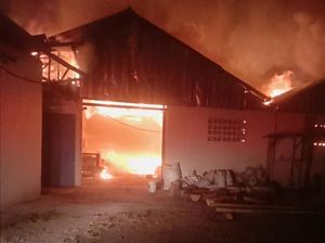Kebakaran Pabrik Briket di Cirebon, Warga: Kejadiannya Cepat Banget Kebakaran Pabrik Briket di Cirebon, Warga: Kejadiannya Cepat Banget